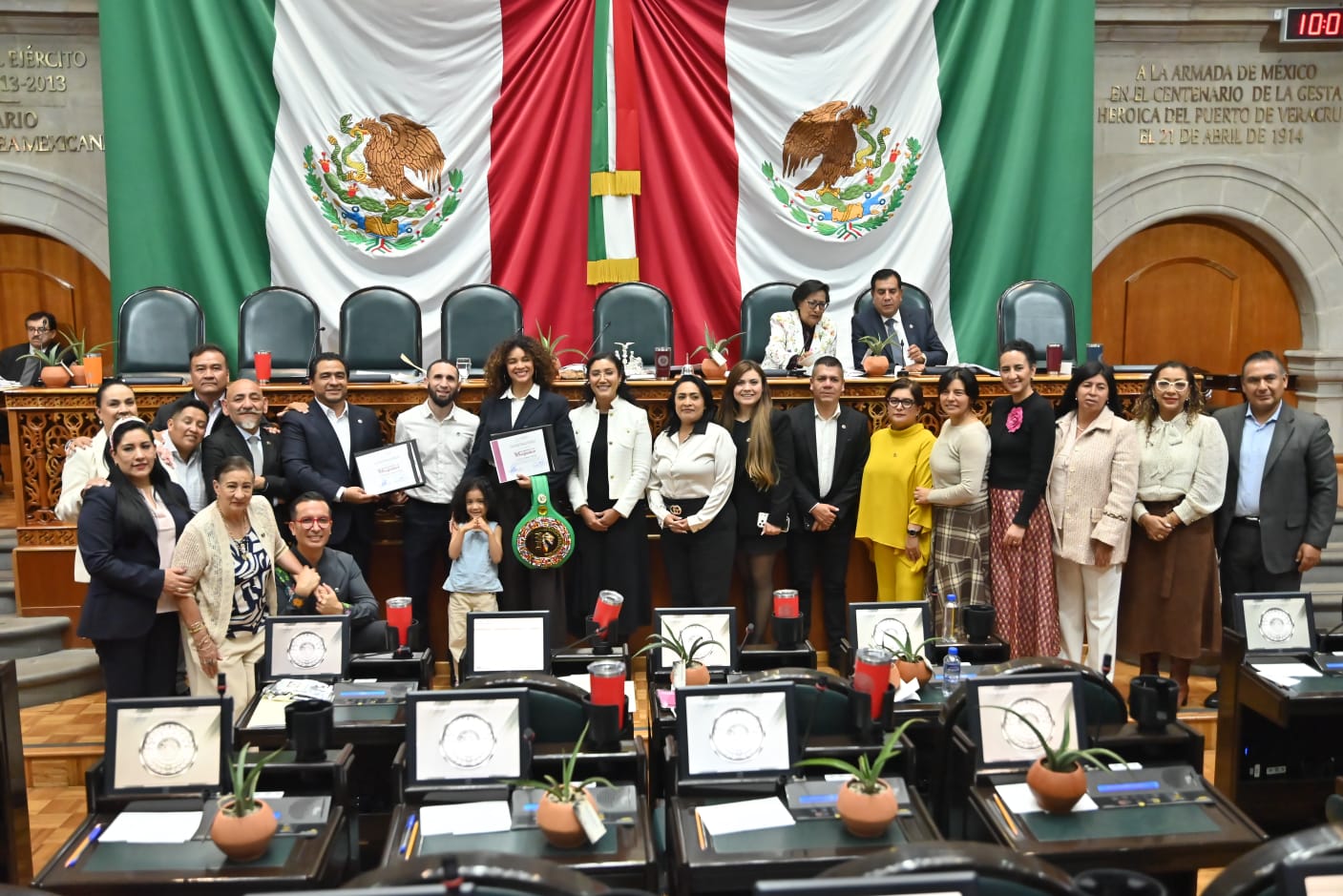 Reconoce Congreso mexiquense a campeona y campeón de Muay Thai