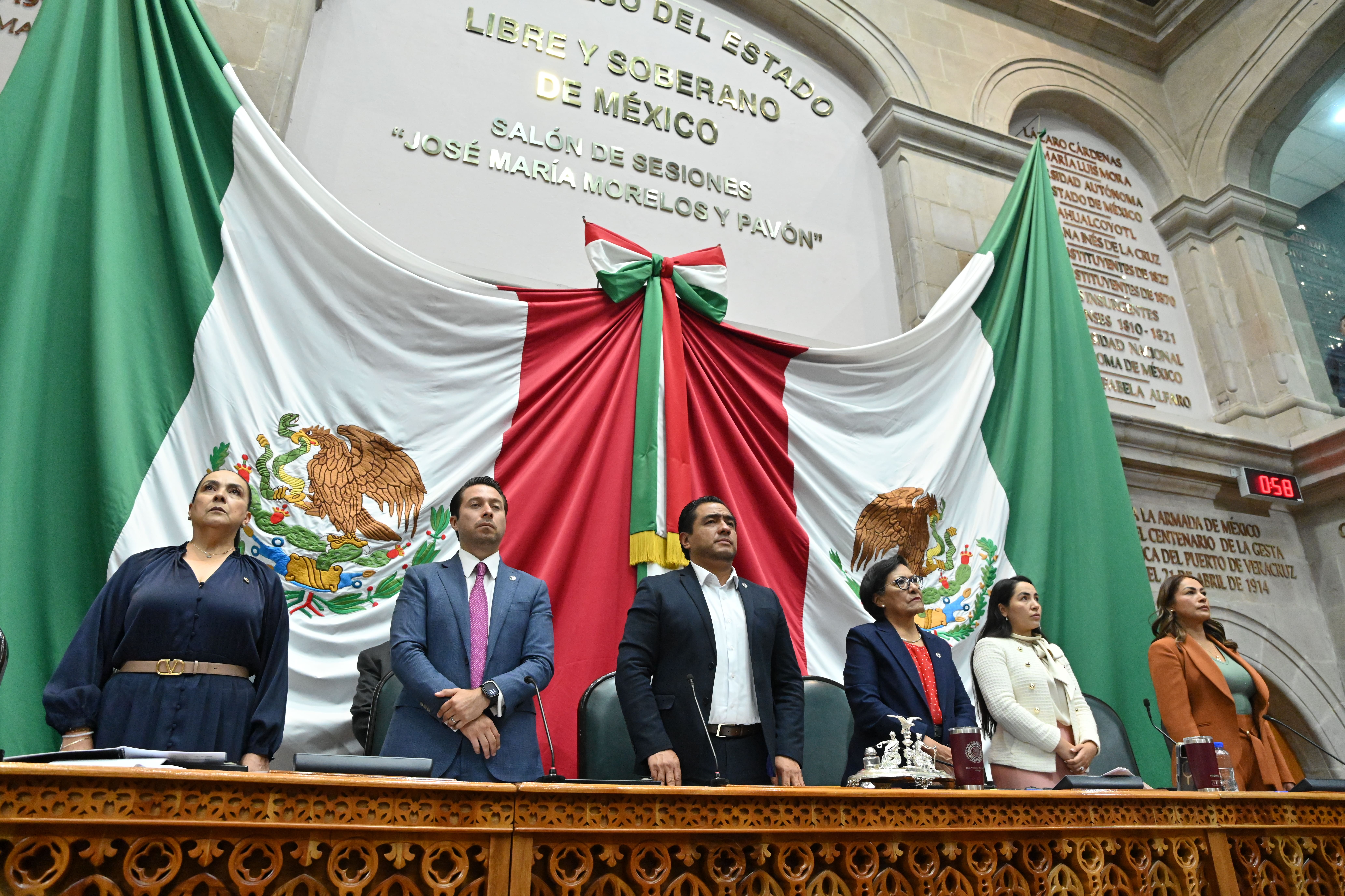 Rinden congresistas minutos de silencio por decesos recientes