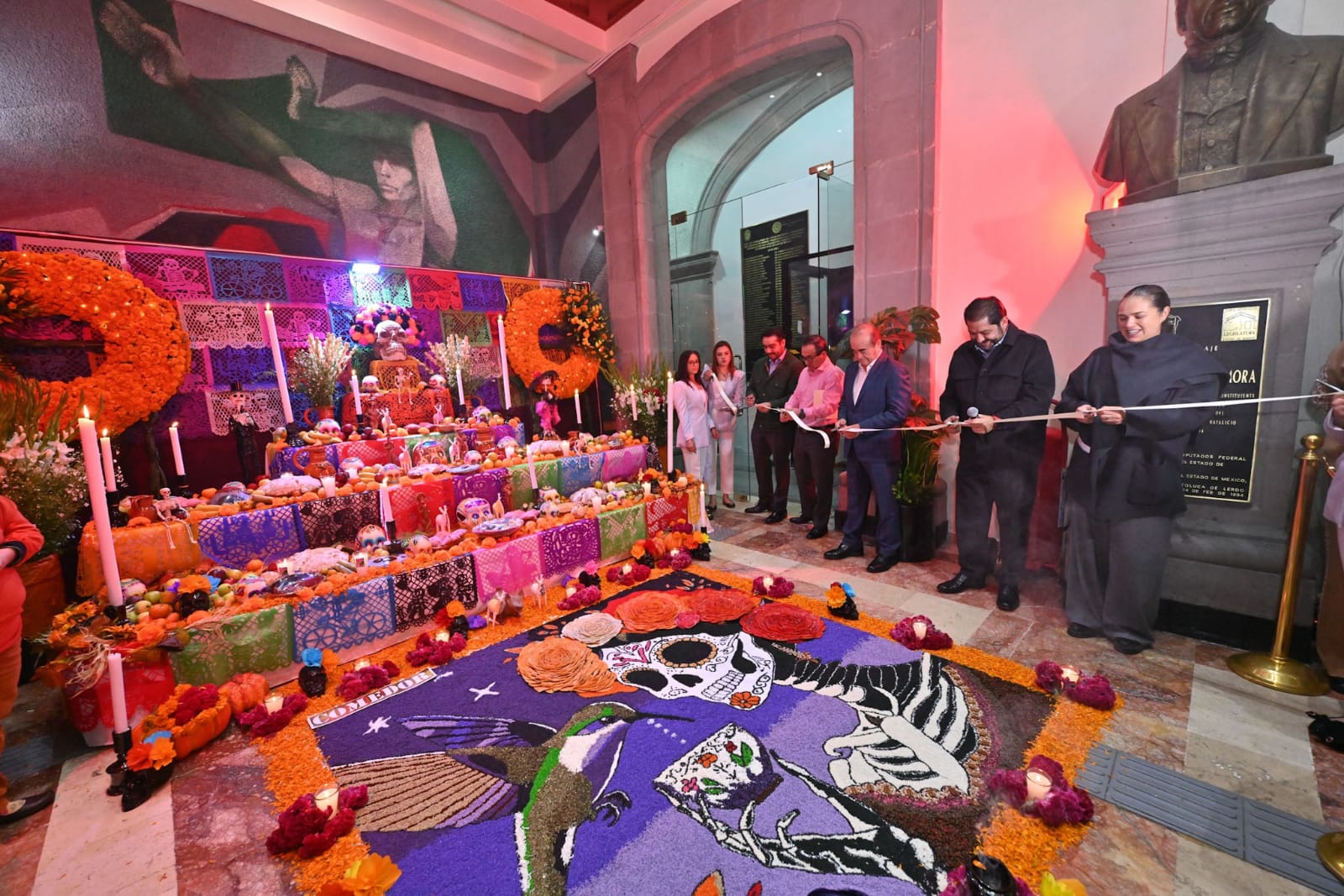 Inaugura el Congreso ofrenda de ‘Día de Muertos’ y exposición de cráneos monumentales
