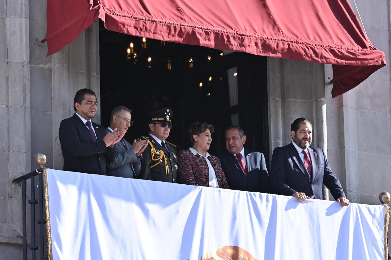Presencian congresistas mexiquenses desfile por el 216 aniversario de la Independencia